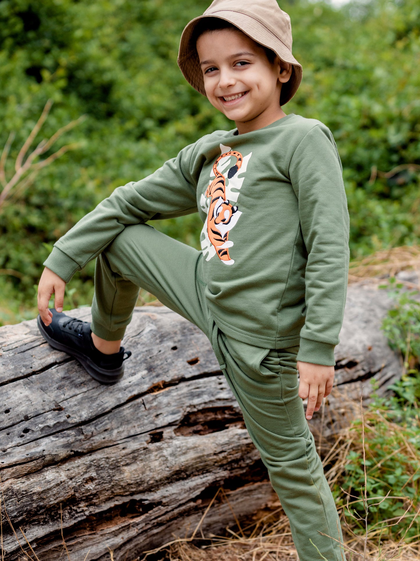 Long Sleeve T-Shirt with (Jumping Tiger) Applique embroidery - Olive